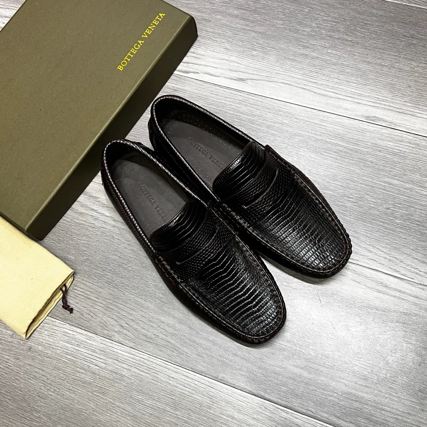 Factory price 480 BV 〰️Purely handmade classic men's beanie shoes👉👉driving shoes, slip-on shoes, made of imported cowhide from Italy, 💕water-dyed cowhide lining, 🔊original outsole, waterproof platform design, comfortable on the feet. A good choice for traveling and driving, three colors available, code number: 38-44, (45 can be customized)